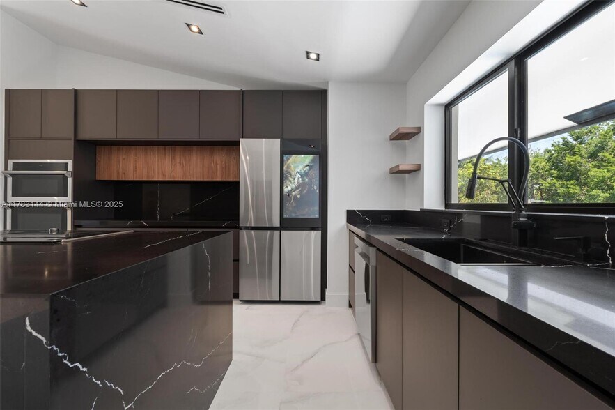 Building Photo - 5020 Hawkhurst Ave