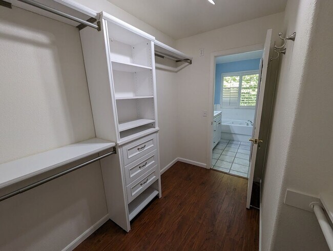 Building Photo - Beautiful 3bed 2.5bath 2 story home located in Rivergate Gated Community