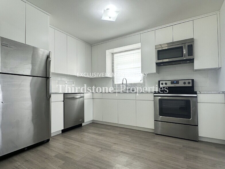 Building Photo - 8105 Santillo Dr