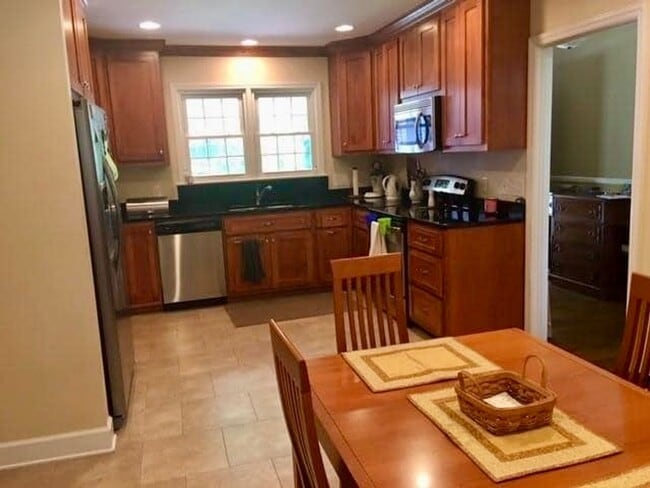 Building Photo - 231 Grove Dr