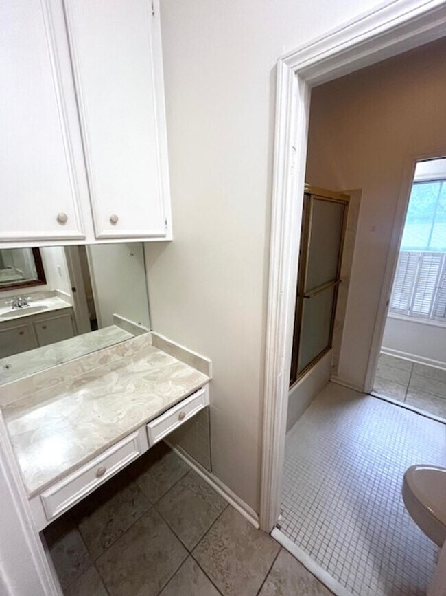 Building Photo - Quinn St - 1210/1212