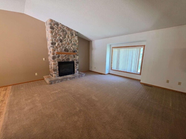 Building Photo - 4 Bedroom 2 Bathroom Home on 5 Acres with Shop, New Deck & Attached Garage