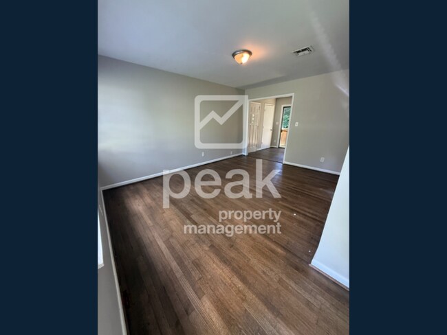 Building Photo - $1,275! 3Bed/ 1.5 Bath House! Located just...