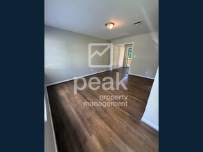 Building Photo - $1,249! 3Bed/ 1.5 Bath House! Located nort...