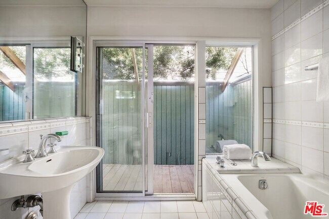 Building Photo - 2209 Pearl St