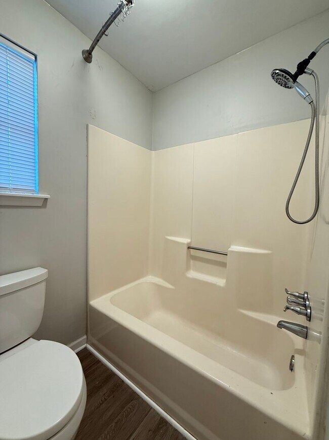 Building Photo - Charming 3 Bed 2 Bath home with ample yard...