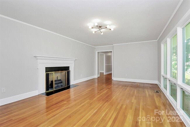 Building Photo - 207 Oak Dr