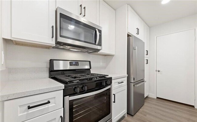 Building Photo - Upgraded 2 bedroom condo in guard gated co...
