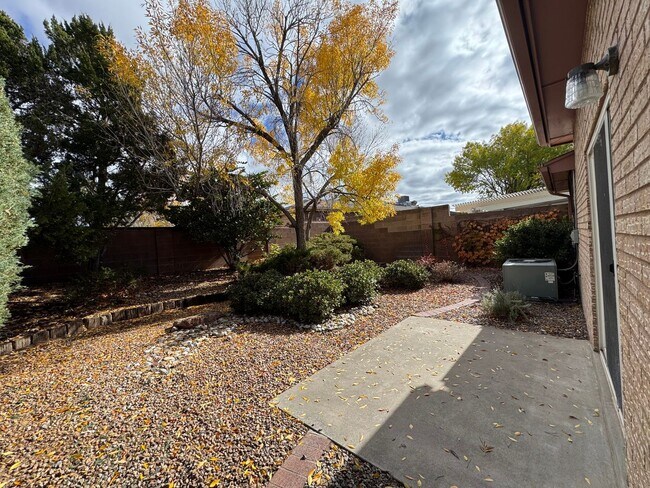 Building Photo - Mid-century Modern Garden Home!