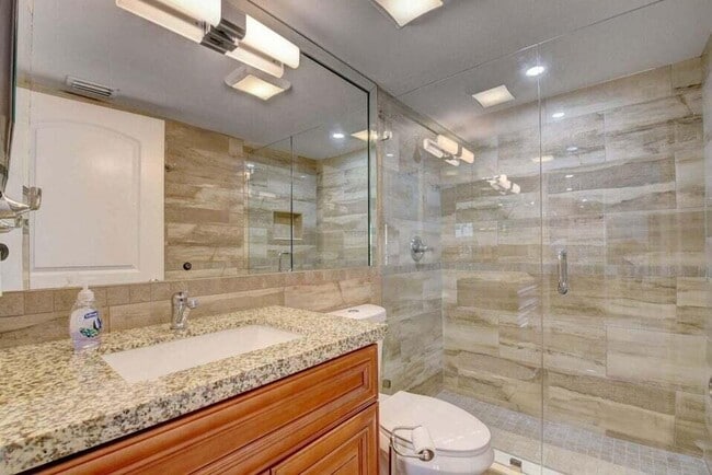 Building Photo - 400 Club Cir