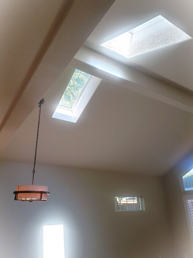 Building Photo - Wonderful John's Landing Updated Townhouse...