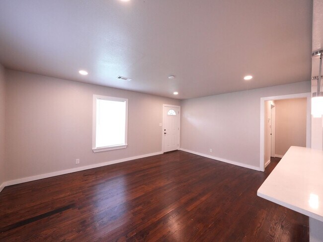 Building Photo - Tulsa 2 Bedroom Gem! Available for immedia...