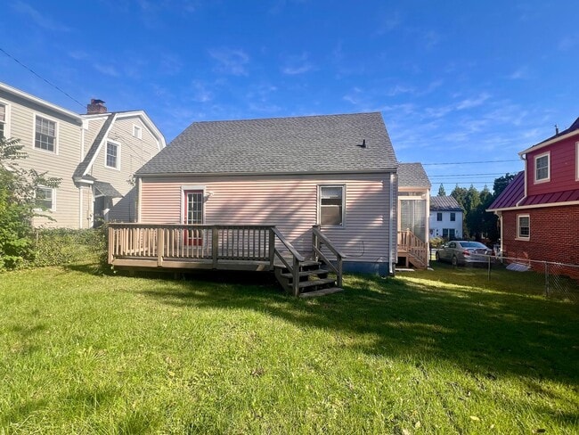 Building Photo - 1104 Little High St