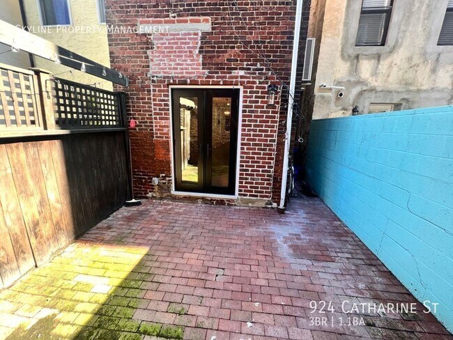 Building Photo - 924 Catharine St