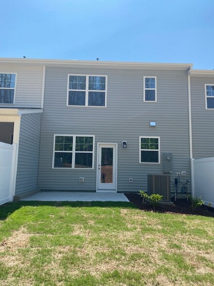 Building Photo - 425 Hazy Hls Ln