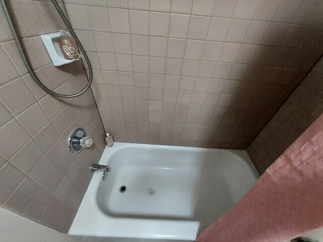 Building Photo - Renovated 2br/1ba/2pkg 3rd Fl Townhome