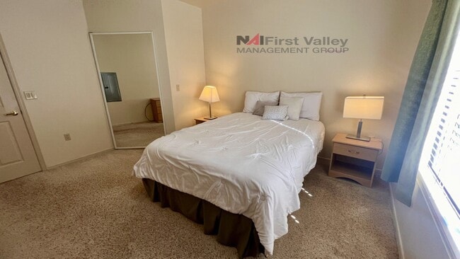 Building Photo - 1 Bed/1 Bath Upstairs Executive