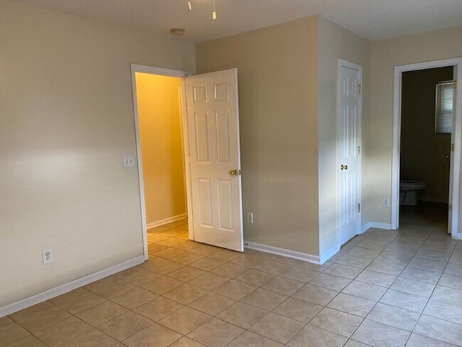 Building Photo - Home in Hillsdale
