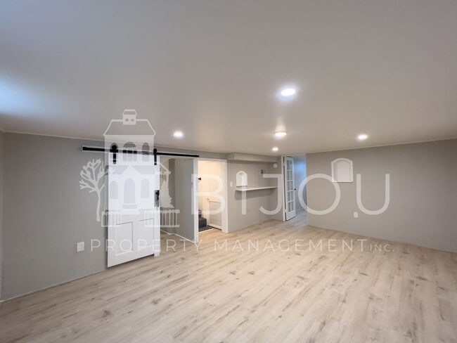 Building Photo - Located Close to Memorial Park!