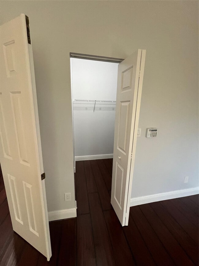 Building Photo - 3318 Lakeside Dr