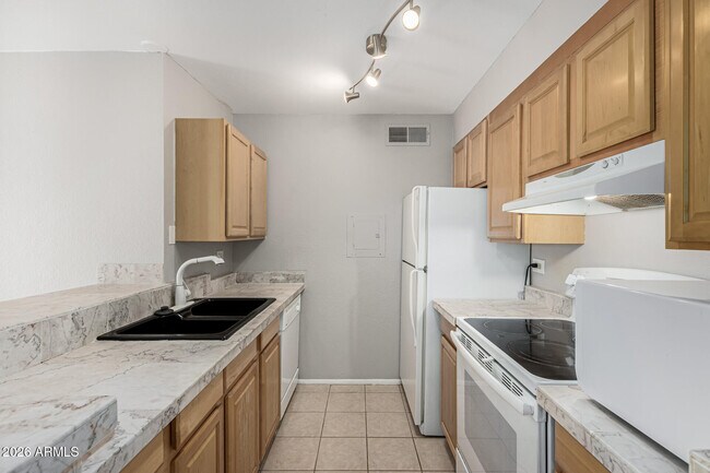 Building Photo - 8055 E Thomas Rd