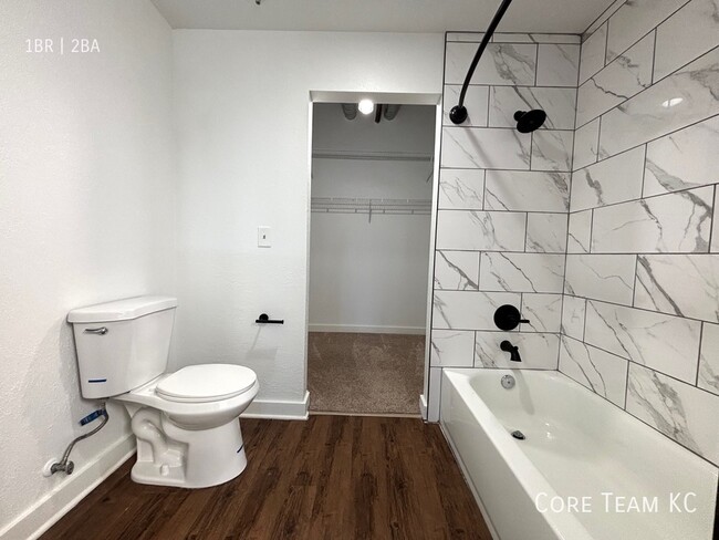 Building Photo - Renovated 1 Bed + Den, 2 FULL Bathrooms in...