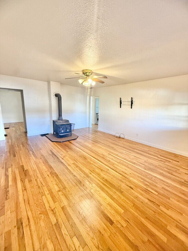 Building Photo - Move in ready home on S Park