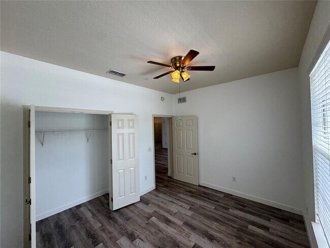 Building Photo - 3000 Laurel Park Ln