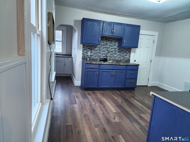 Building Photo - 402 Park St