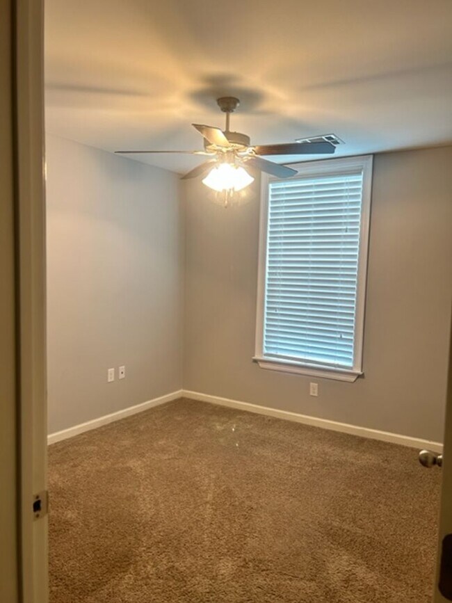 Building Photo - Beautiful 3 BD 2 BA Home