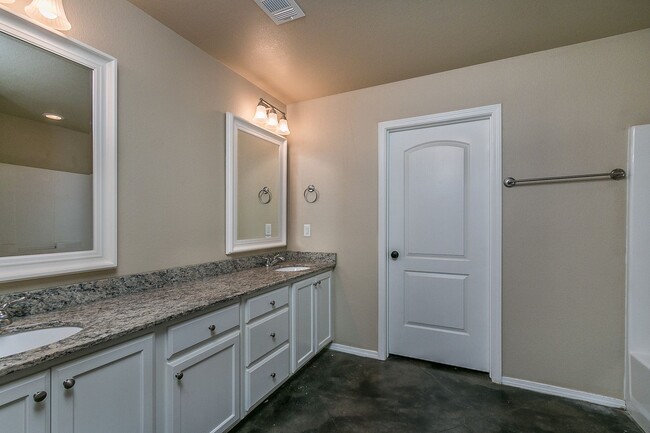 Building Photo - Three bedroom townhome in Tradewinds
