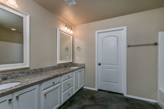 Building Photo - Two Bedroom Townhome in Tradewinds