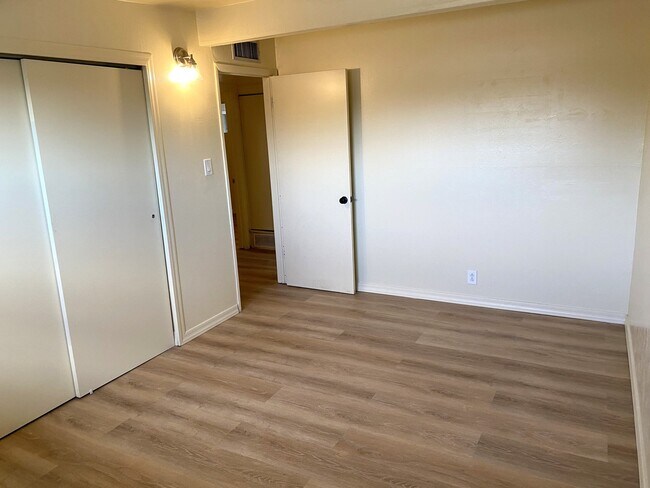 Building Photo - 7268 E Eastview Dr
