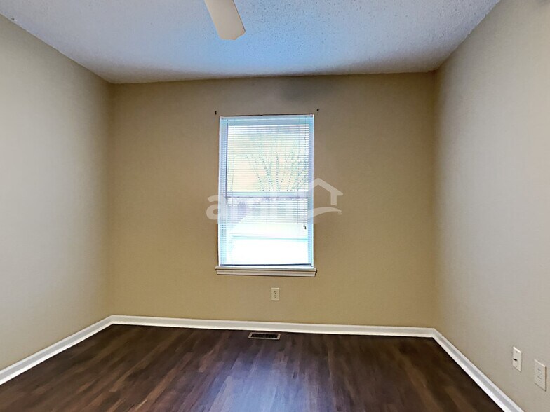 Building Photo - 4016 Fairoaks Dr