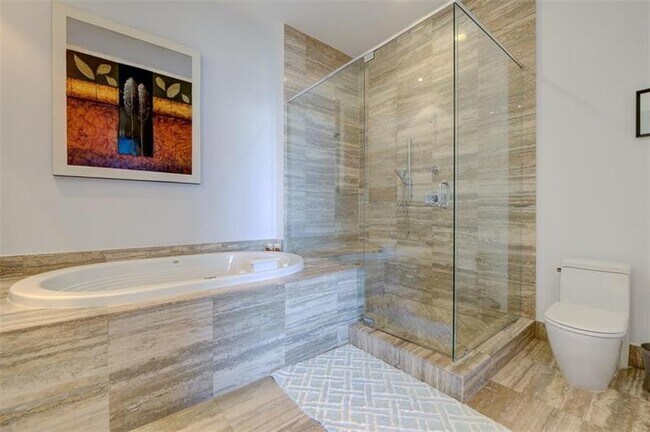 Building Photo - 15901 Collins Ave