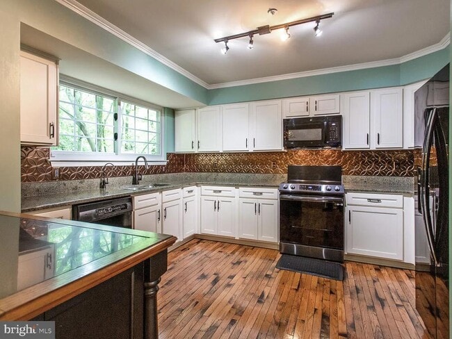 Building Photo - 101 Quiet Waters Pl