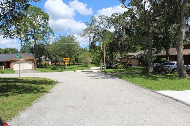 Building Photo - Beautiful 3 bedroom Lakefront Home