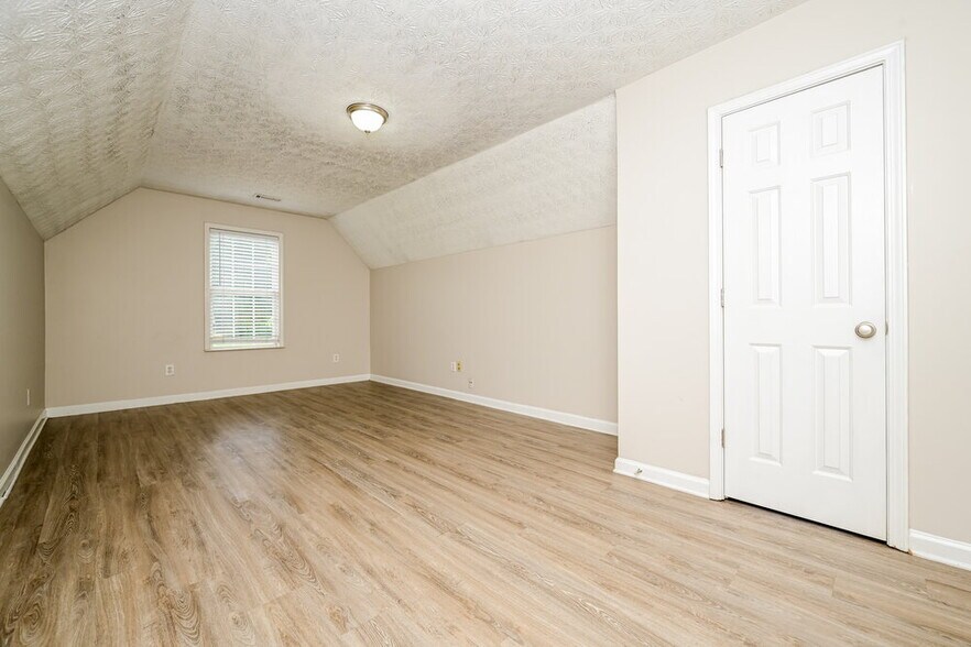 Building Photo - 330 Fieldstone Ln