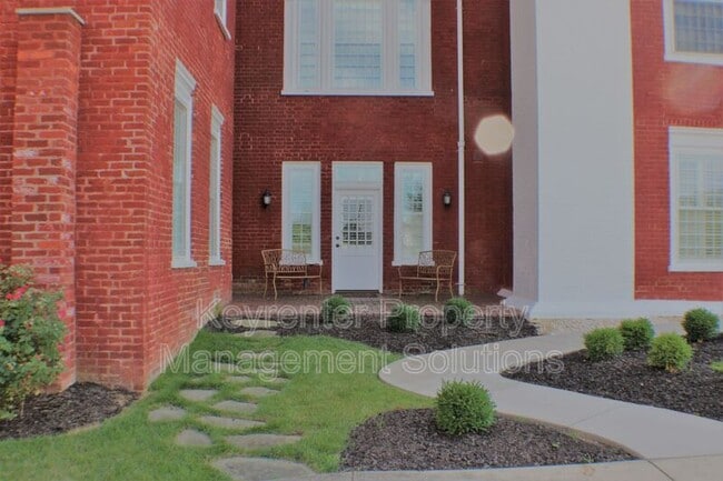 Building Photo - 100 W Village Dr