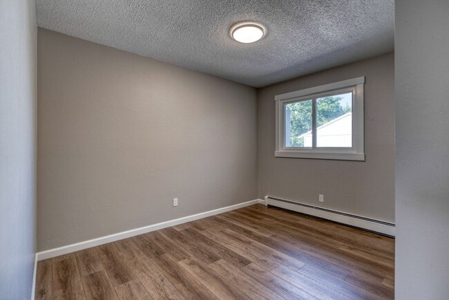 Building Photo - Beautifully renovated three bedroom with l...