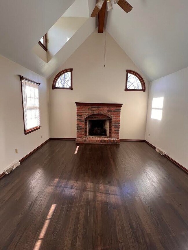 Building Photo - 926 Tibbetts Wick Rd