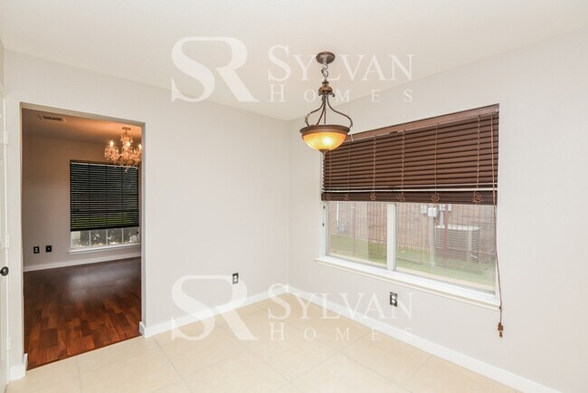 Building Photo - Spacious 4 bedroom 2.5 Bath Home for You