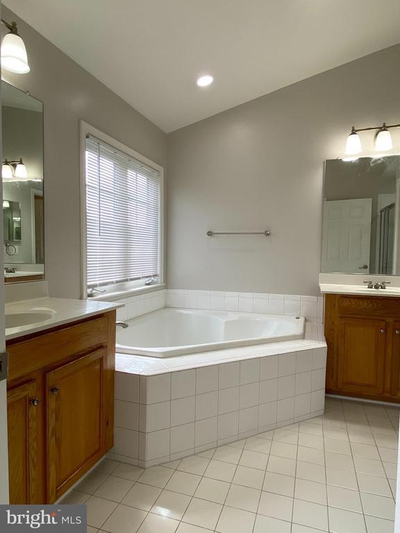 Building Photo - 5633 Sheals Ln