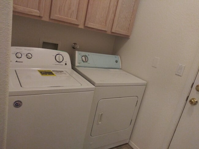 Building Photo - 3 Bdrm 2 BA  1,615 SqFt