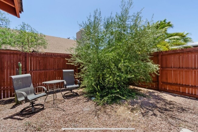 Building Photo - Charming Townhome near UA