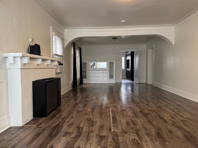 Building Photo - Large centrally located unit with shared yard