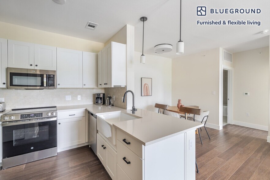 Building Photo - 1501 W Howard Ln