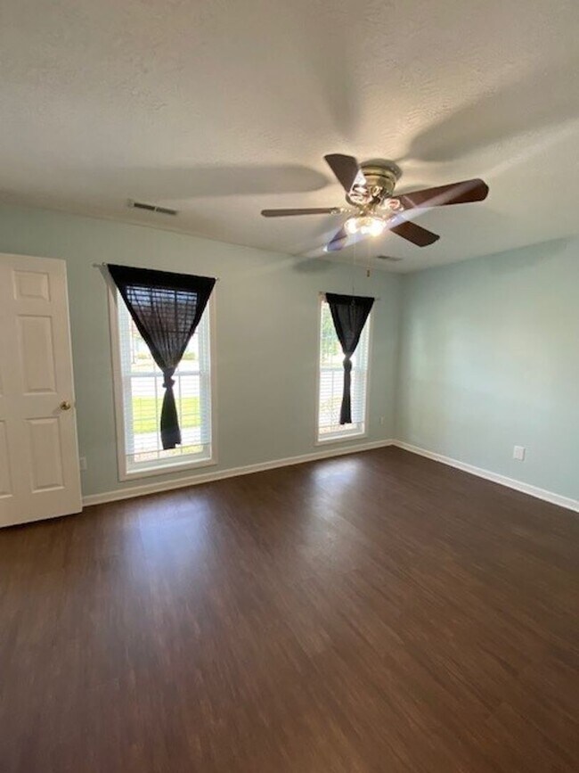 Building Photo - Welcome to this stunning 3-bedroom, 2-bath...