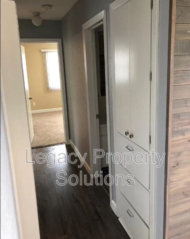 Building Photo - 808 W Sweet Ave