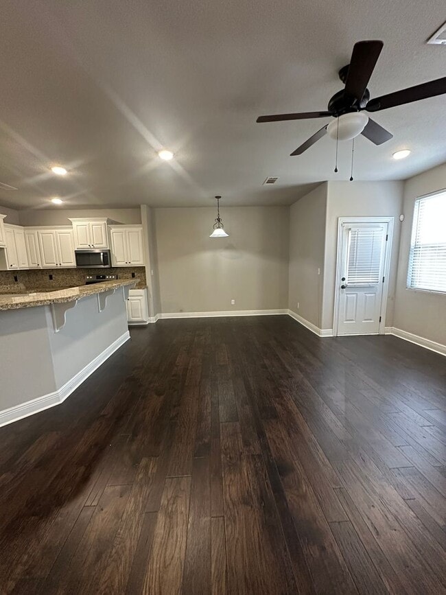 Building Photo - $2000 Move-In-Special